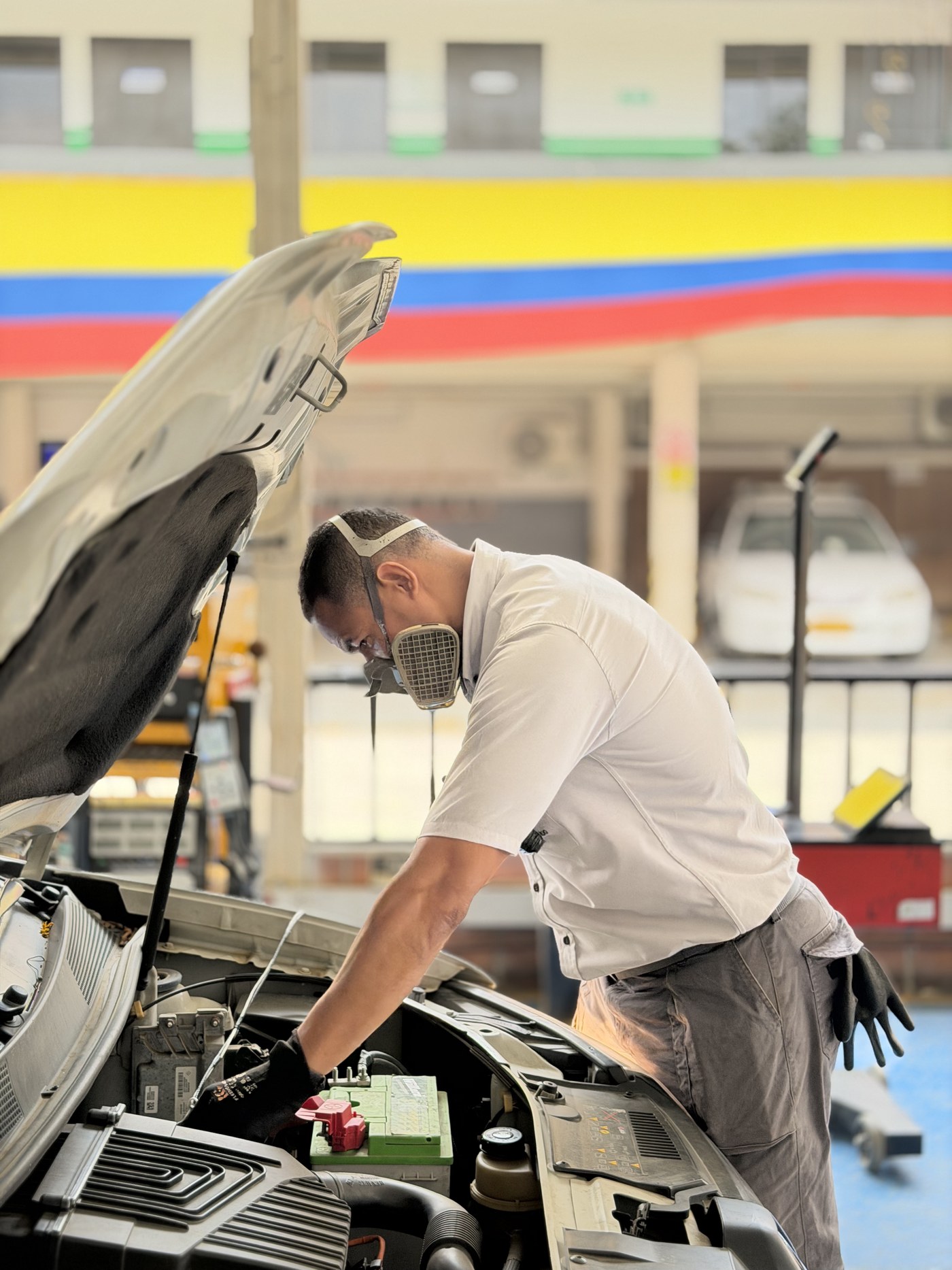 Técnico del CDA de Yumbo inspecciona el motor de un automóvil