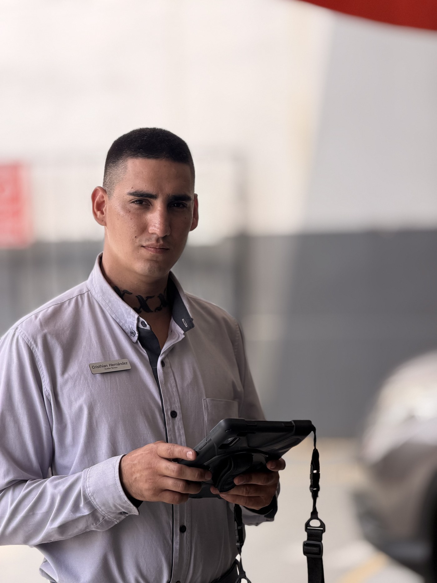 Técnico del CDA de Yumbo registra una inspección en una tableta